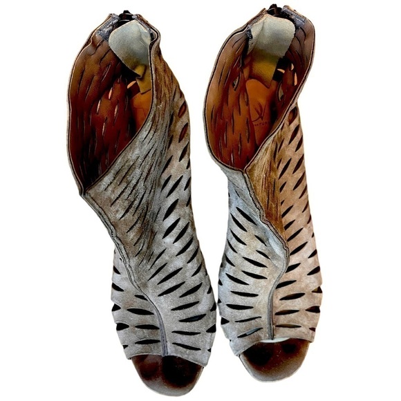 Diane Von Furstenberg Designer Lazer Cut Suede High Heel Booties - Picture 8 of 13